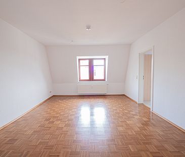 Helle Dachwohnung mit Parkett, EBK und Wanne. - Photo 6