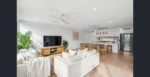 Villa including rooftop with 360 degree views and walking distance to the beach! - Photo 1