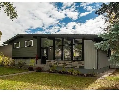 4 level split Acadia — 4 Bedrooms House - Photo 1