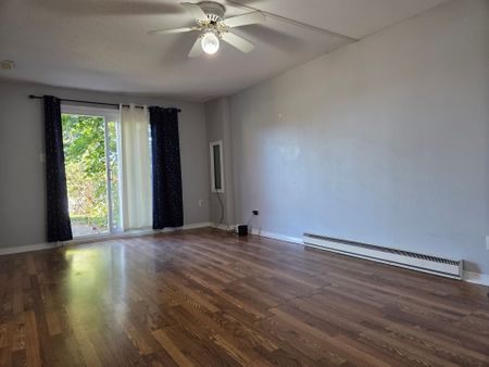 For Lease - 81 Craig Henry Drive Unit# B, South of Baseline to Knoxdale, Ontario - Photo 3