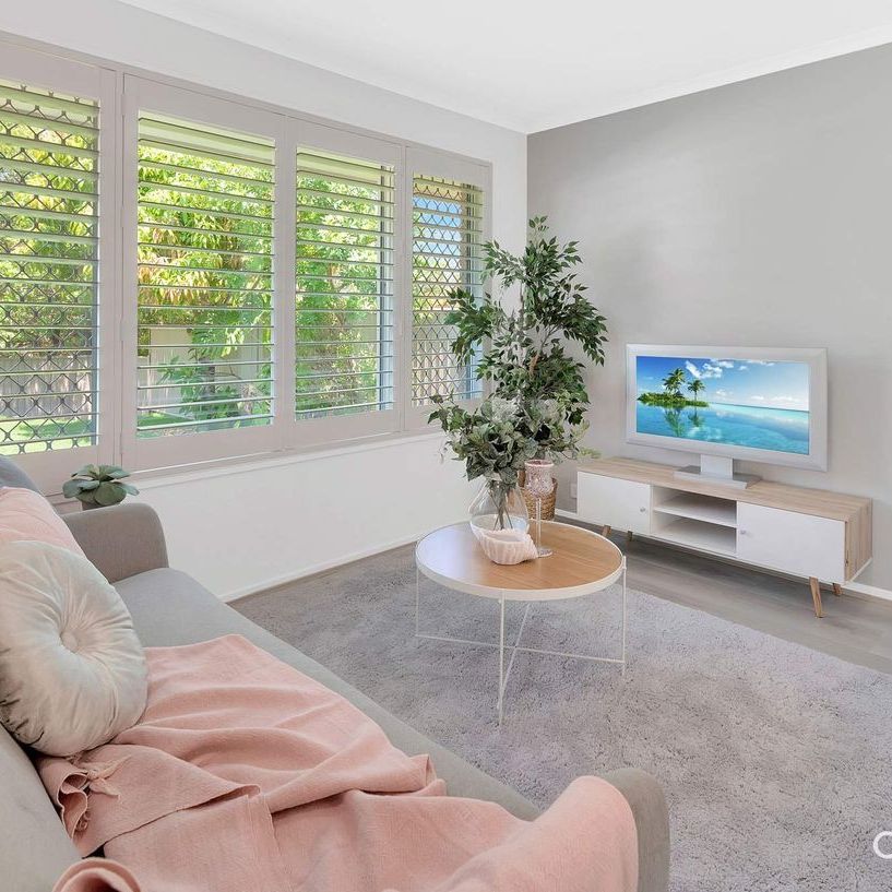 Quality long term tenant sought for small comfortable family home in excellent street - Photo 1