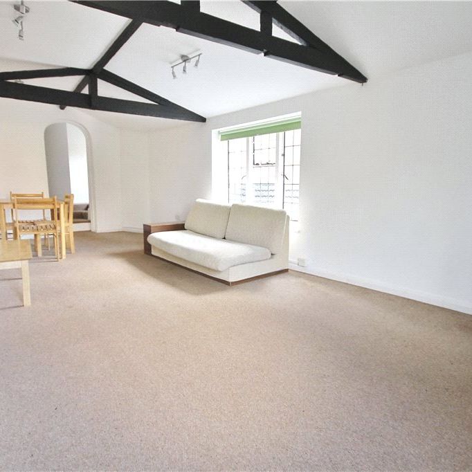 London Road, Staines-upon-Thames, Surrey, TW18 4BN - Photo 1