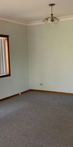 SPACIOUS FAMILY HOME! - Photo 3