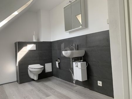 SEMI-DETACHED WITH GREAT POTENTIAL! - Photo 3