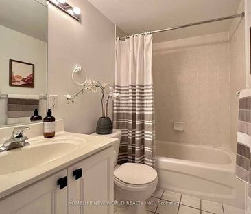 Yonge St/ Sheppard Ave Beautiful 2Bdrm +Den Twnhouse Corner Unit - Photo 4