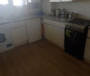 1 bedroom in a flat share to rent - Photo 2