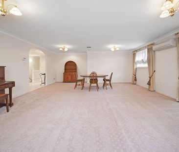 8 Bedroom | 4 Bathroom Dual-Living Home - Photo 2