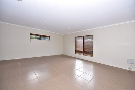 Charming 3-Bedroom Townhouse in Prime Keysborough Location - Photo 3