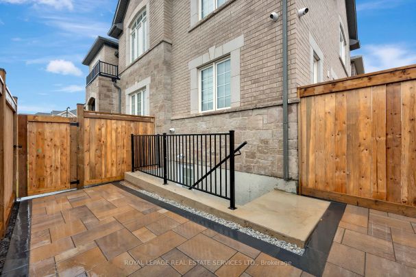 Detached Home For Lease | W9044225 - Photo 1