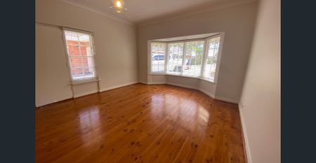 Sunlit, spacious, detached homette-style unit with private rear courtyard & ducted air conditioning. - Photo 2