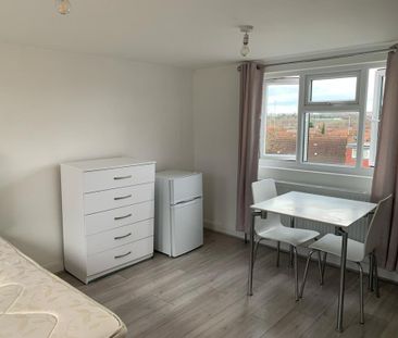 Room in a Shared House, Crest Road, NW2 - Photo 3