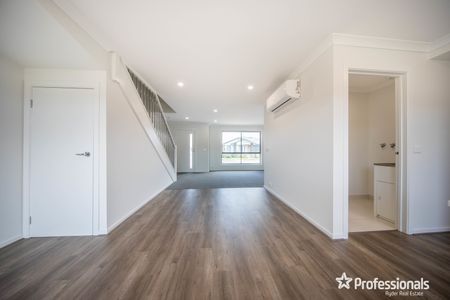 18 Dawson St, Thornhill Park VIC 3335 - Photo 2