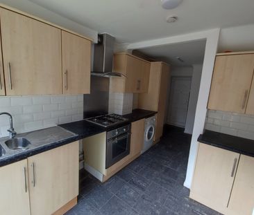 3 Bed Terraced House, Ayres Close, E13 - Photo 6