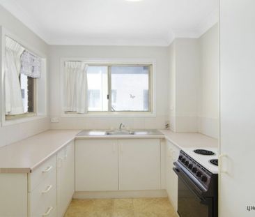 Top-Floor Apartment in Popular Rolan Court � Just a Short Stroll to... - Photo 2