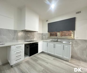 REAR Renovated Ultra-Modern 2 Bedrooms Home in Braybrook Location. - Photo 6