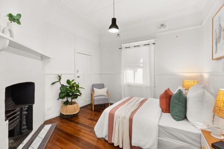 Charming three bedroom cottage combines character with modern - Photo 4