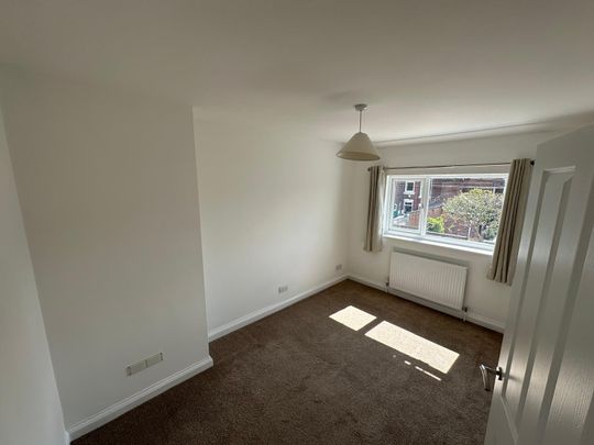 Superb 3 bedroomed terrace house to let with first floor bathroom, large lounge and kitchen diner with patio doors onto a large paved patio. - Photo 1