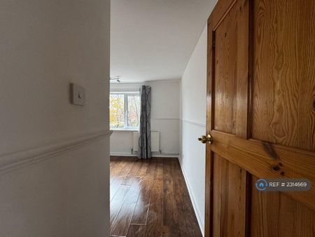 4 bedroom semi-detached house to rent - Photo 5