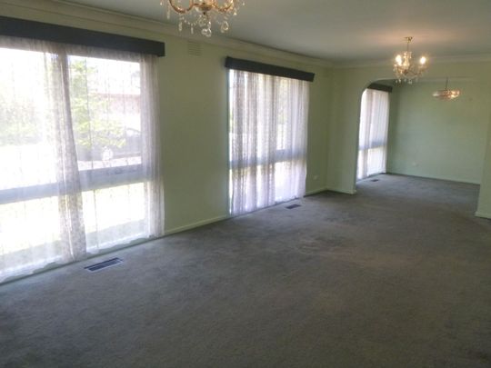 5 BEDROOM HOME WITH TWO ENSUITES - Ducted heating and Evap Cooling - double garage plus a carport and drive through. - Photo 1