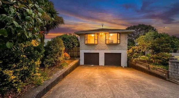 Large 250sqm Family Home - 3 Living Areas - Photo 1