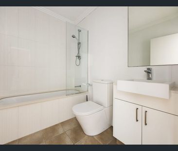 Top floor modern apartment with ocean glimpses - Photo 6