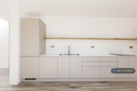 2 bedroom penthouse to rent - Photo 4