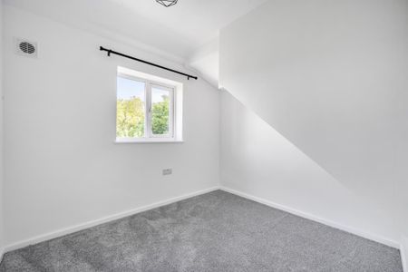 4 bedroom semi-detached house to rent - Photo 4