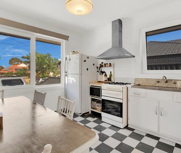 Family-Friendly home with great outdoor space - Photo 1