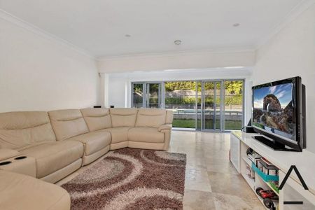 Large Family Home! - Photo 4