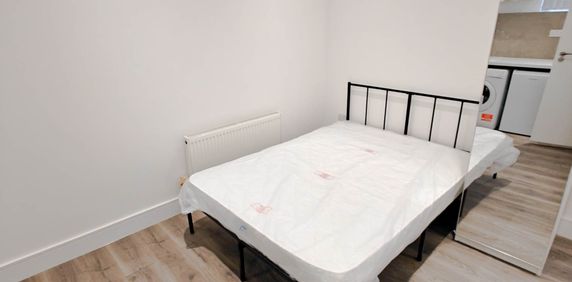 Price £1,200 pcm - Available 23/03/2026 - Furnished - Photo 2