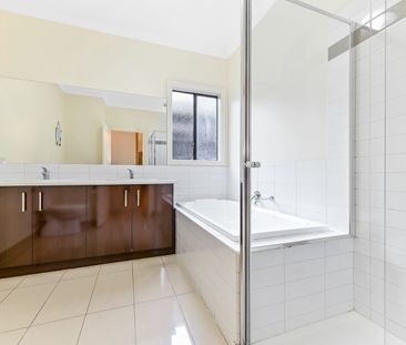 3 BEDROOMS + 1 STUDY + 3 LIVING ZONES - Photo 1