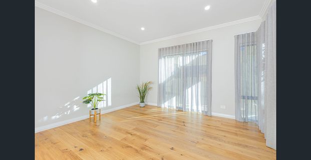 SUPERBLY SPACIOUS AND BEAUTIFUL TWO STOREY LUXURY EXECUTIVE HOME IN DIVINE LOCATION ! - Photo 1