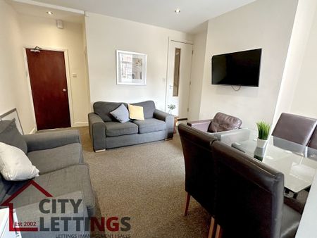 5 Bedroom Mid Terraced House - Photo 2