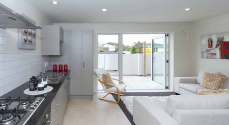 Sunny 3 bedroom townhouse for rent! - Photo 5