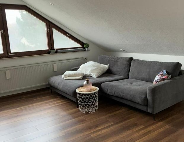 Schöne 2,5-Zimmer-Wohnung mit großzügiger Dachterrasse, Garage un - Photo 1