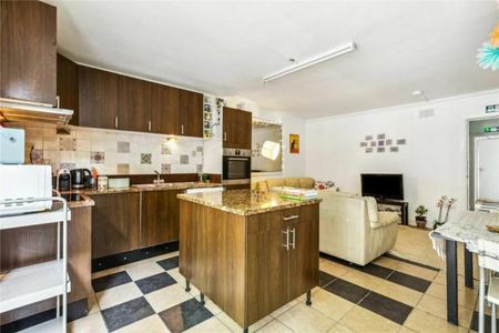 4 Bedroom, 2 bath, 1 reception Flat - Photo 2