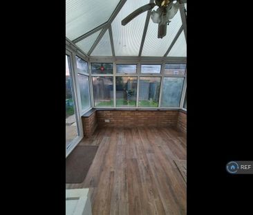 2 bedroom end of terrace house to rent - Photo 4