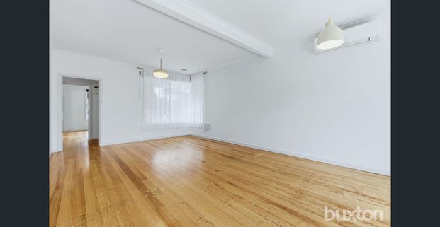 Sun-Filled 3 Bedroom Family Living in a Parkside Cul-de-Sac - Photo 1