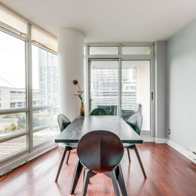 Spectacular 1 Bedroom + Den Suite with CN Tower Views in the Entertain - Photo 3