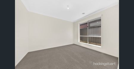 Beautiful spacious family home in heart of Wollert - Photo 2