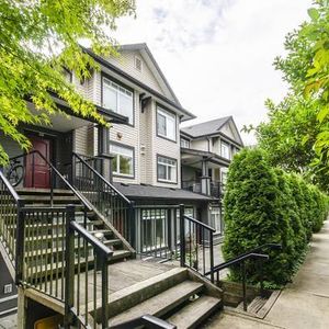 Beautiful 2 Bed 1.5 bath Townhouse Avail. Now - Photo 2