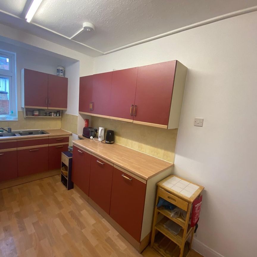 Room in a Shared Flat, Ellesmere Road, NW10 - Photo 1