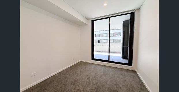 Brand New and Spacious Waterfront three bedrooms | Natural light throughout | Prime location access to everything - Photo 1