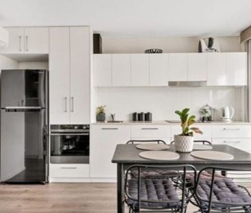Modern Two Bedroom Apartment - Photo 3