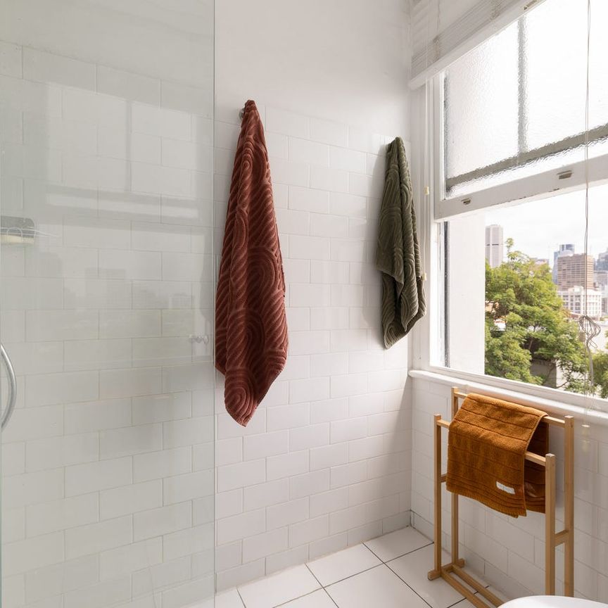 Top-floor Furnished/Unfurnished Art Deco gem in the heart of Darlinghurst - Photo 1