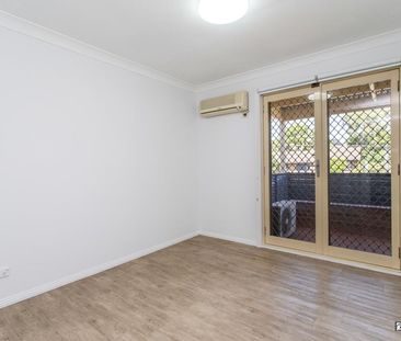 Two Bedroom Townhouse Close to Shops - Photo 4
