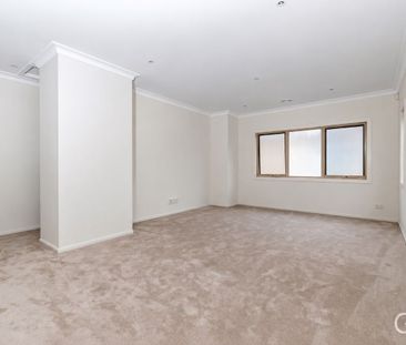 Grand Family Residence in the Heart of Glen Waverley - Photo 2