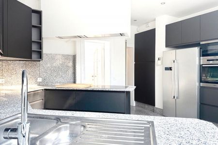 Villa de caractère de 364 m² - 4 chr & Jardin arboré de 750 m² - Photo 5