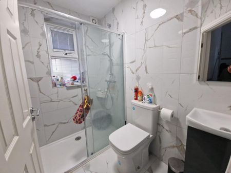 4 bedroom terraced house to rent - Photo 4