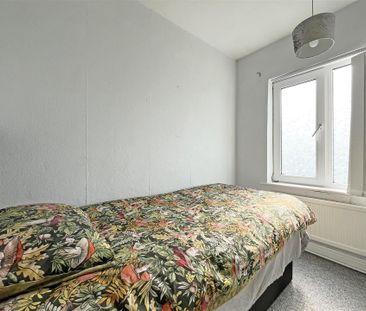 3 bedroom Semi-detached house to rent - Photo 6